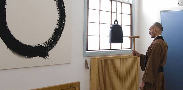 Zazen bell with Enso in Background © Spoktu