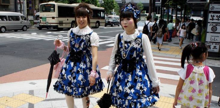 Zwei japanische Frauen im Lolita-Stil überqueren eine Straße