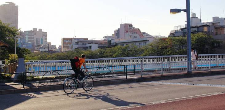 fahrradfahrer überquert brück in kiyosumi