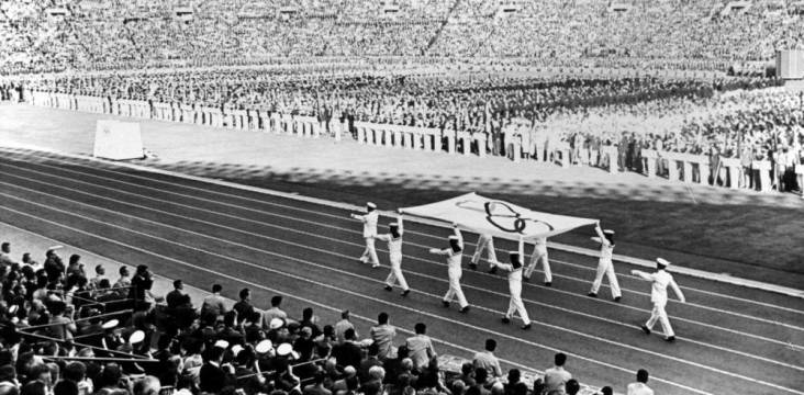 Japanische Soldaten tragen die olympische Flagge 1964