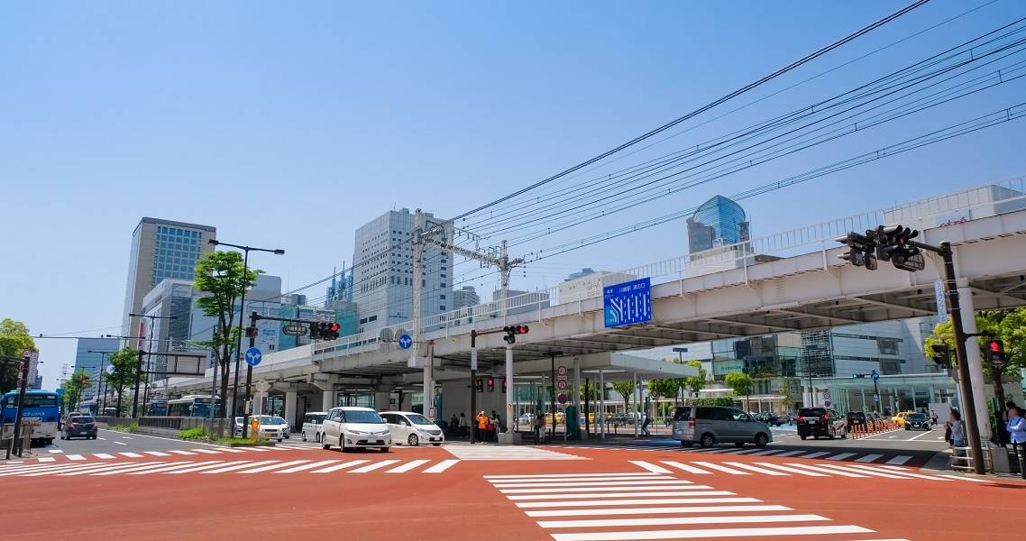 Straßenkreuzung in Kawasaki vor blauem Himmel