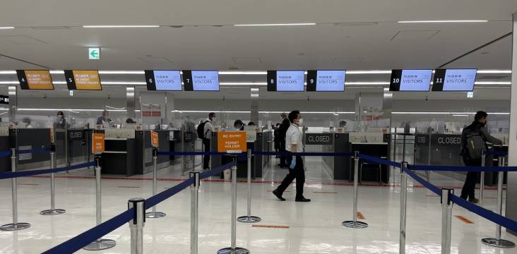 Leere Zoll-Schalter am Flughafen Narita.