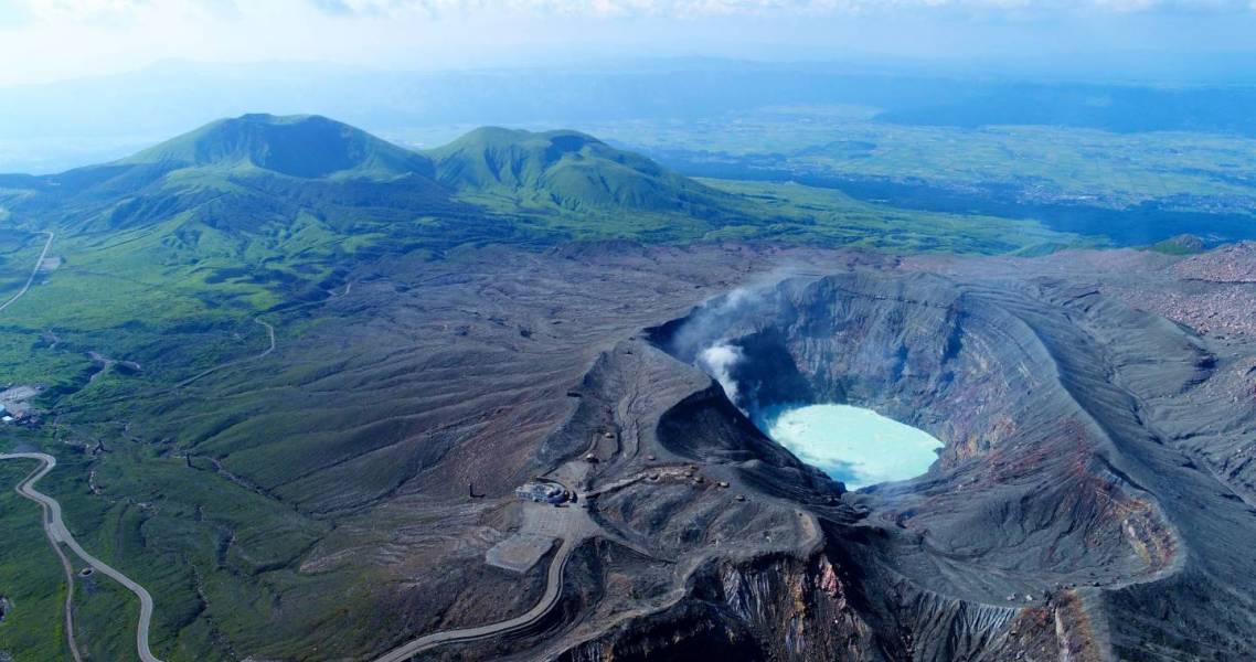 Weiße Rauchschwaden, die aus dem riesigen Krater des noch immer aktiven Nakadake-Vulkans in der Präfektur Kumamoto steigen.