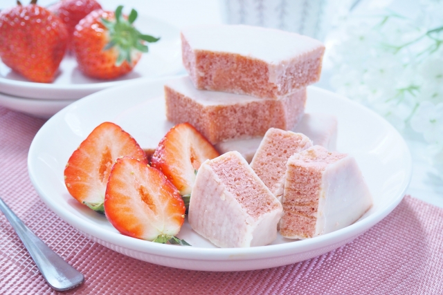 Baumkuchen mit Erdbeergeschmack, serviert mit frischen Erdbeeren