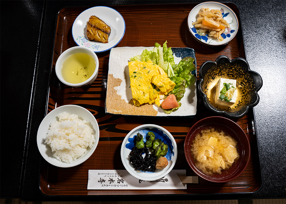Das ausgewogene shōjin ryōri-Menü besteht aus mehreren kleinen Speisen. Immer mit dabei sind eine Schüssel Reis und Miso-Suppe.