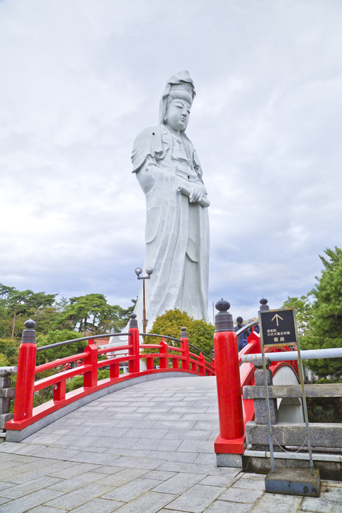 Die Statue der barmherzigen Kannon in Takasaki. In der Nähe befindet sich zudem ein familienfreundlicher Park.
