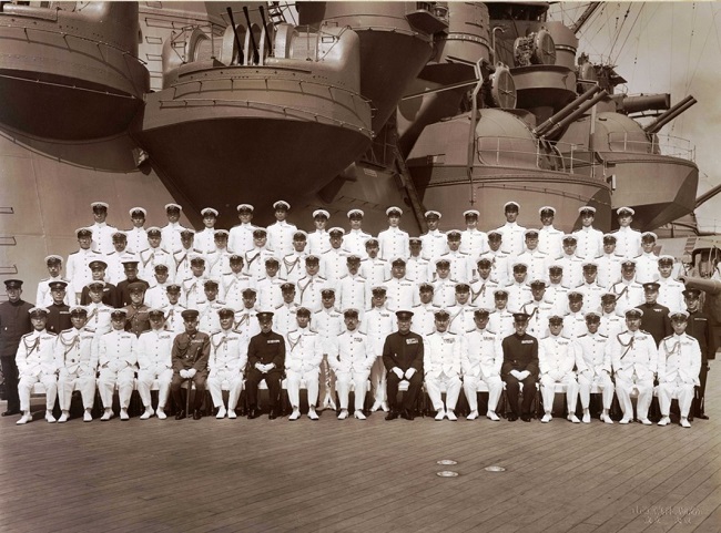 Kaiser Hirohito von Japan (vordere Reihe, Mitte) mit Offizieren der kaiserlichen japanischen Marine an Bord des Schlachtschiffs Musash