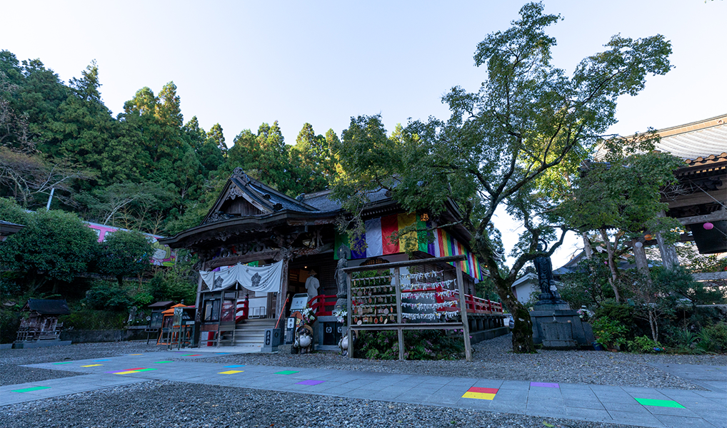 Der Iwamoto-ji Tempel ist Teil des Shikoku-Pilgerweges und hebt sich durch einen besonderen Fokus auf zeitgenösische Kunst hervor