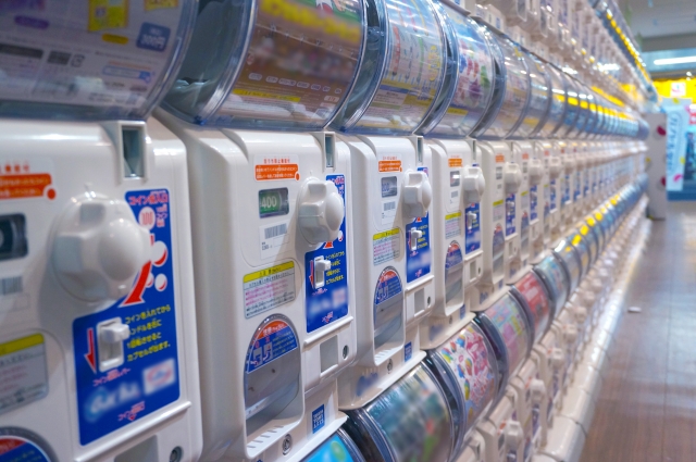 Typische Gacha-Automaten in Japan