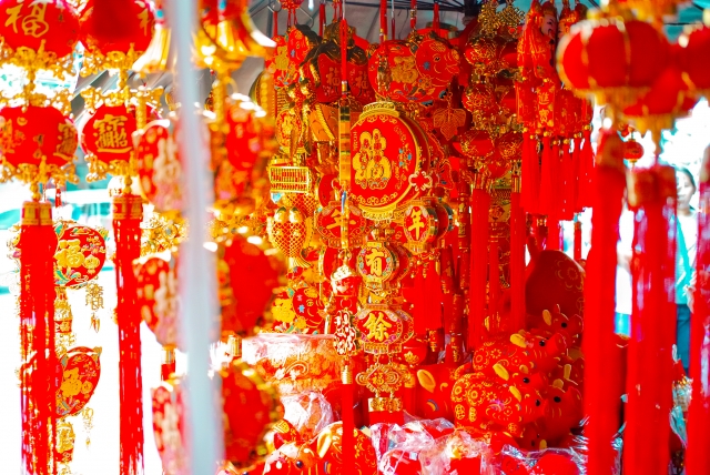 Die Farbe Rot ist in China ein Symbol für Freude, Glück, Feierlichkeiten und Wohlstand. Sie wird mit lebensstiftender Energie – Sonne, Blut und Feuer – in Verbindung gebracht und ist allgegenwärtig