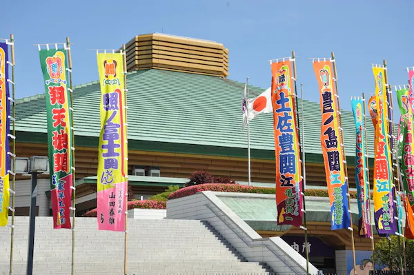 Das traditionell geprägte Dach der Kokugikan National Sumō Arena,