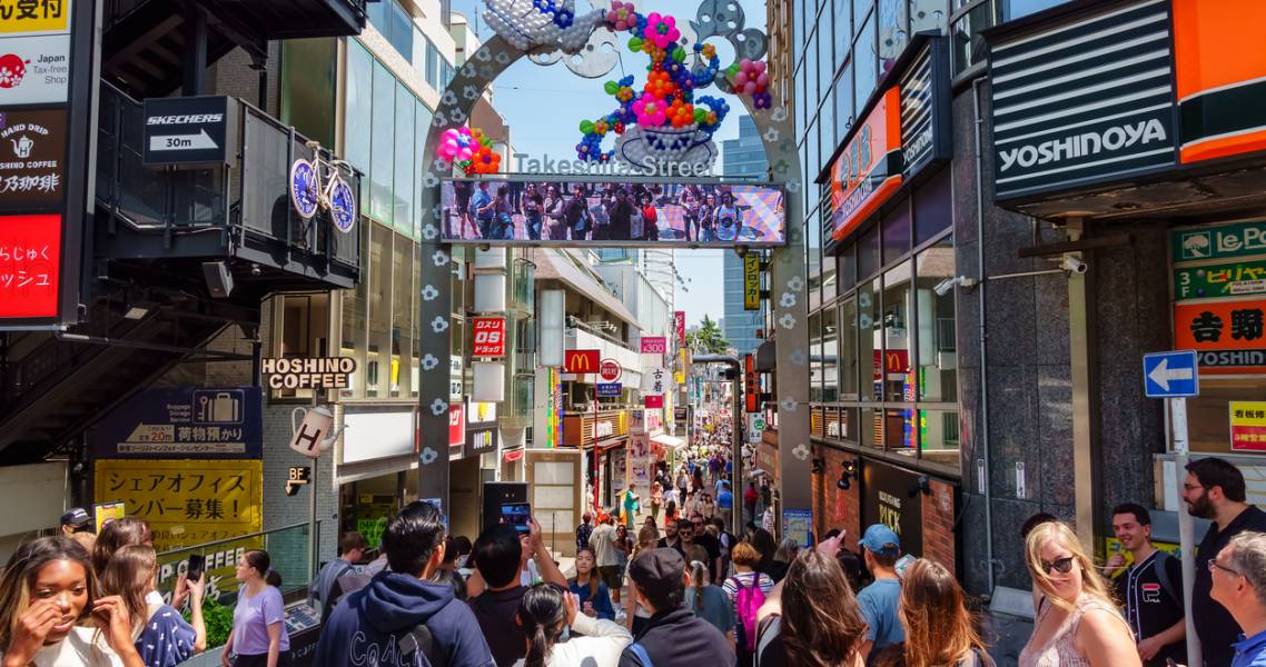 Eingang zur Takeshita-dori in Harajuku, Tokyo.