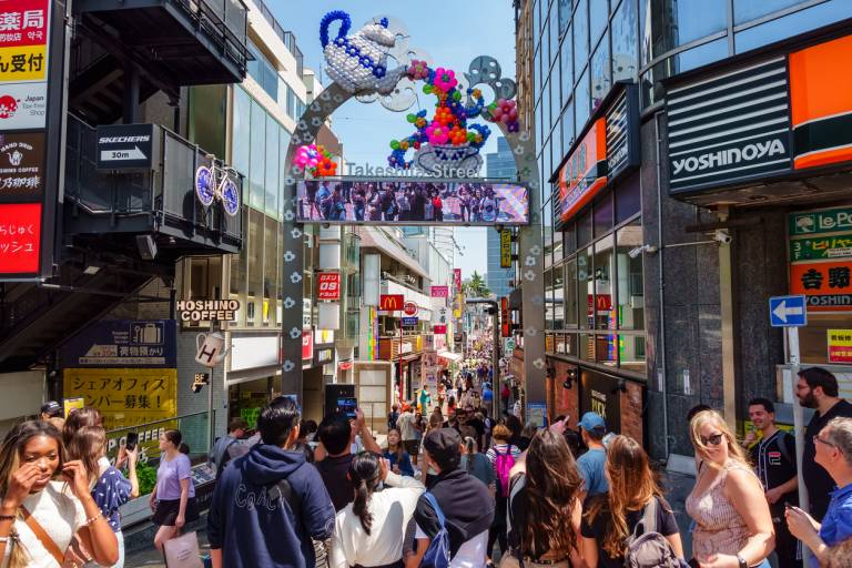 Eingang zur Takeshita-dori in Harajuku, Tokyo.