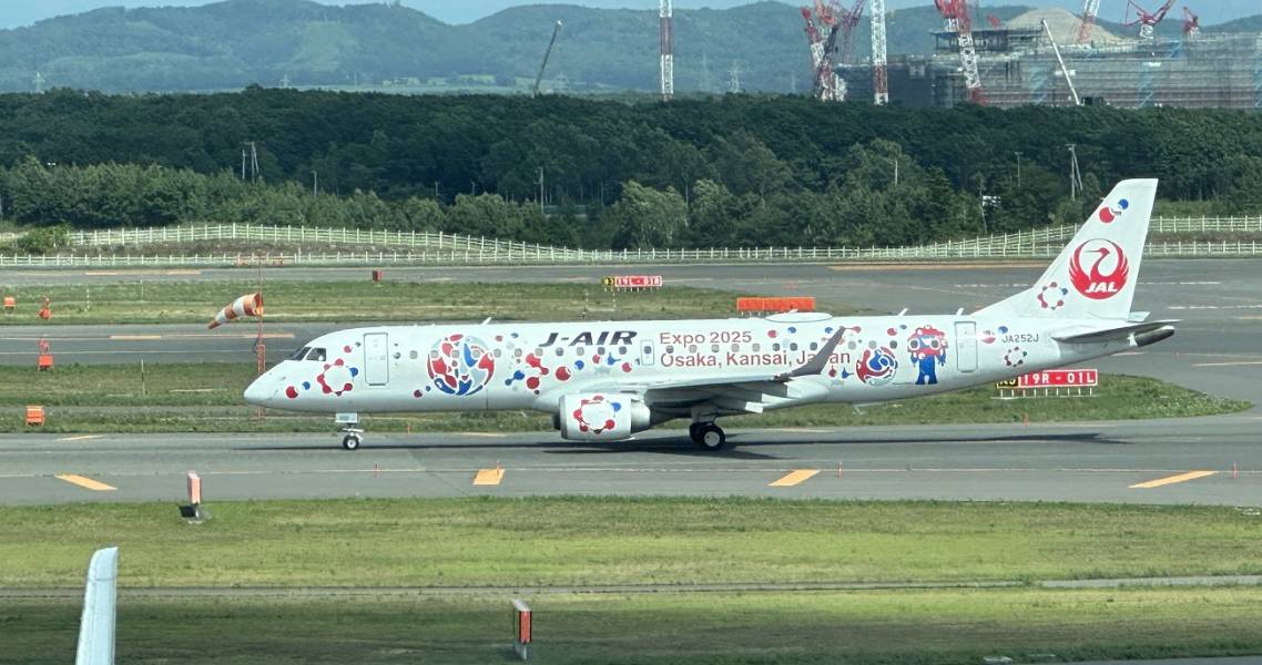 Ein Flugzeug der Japan Airlines mit dem Expo-Maskottchen Myaku-Myaku.