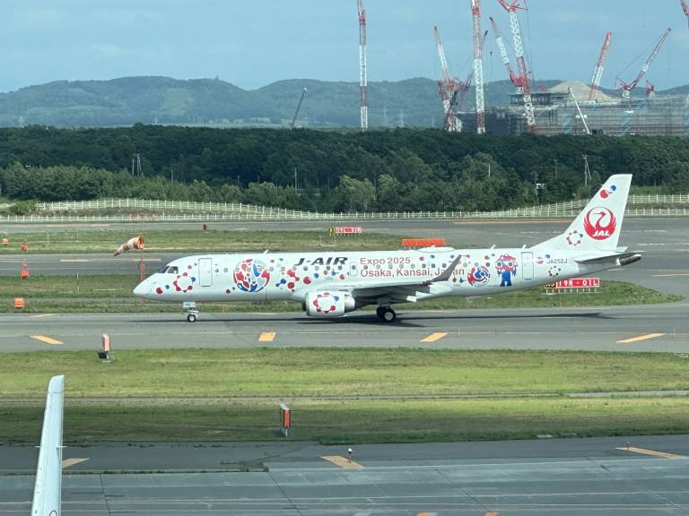 Ein Flugzeug der Japan Airlines mit dem Expo-Maskottchen Myaku-Myaku.