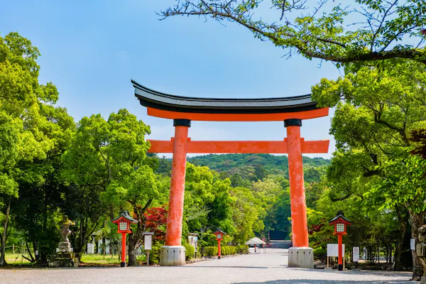 Das massive zinnoberrote Torii-Tor am Eingang des Usa-Jingu-Schreins.