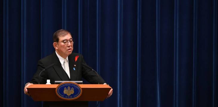 Japans neuer Premierminister Ishiba Shigeru bei einer Pressekonferenz im Büro des Premierministers in Tōkyō am 1. Oktober 2024.