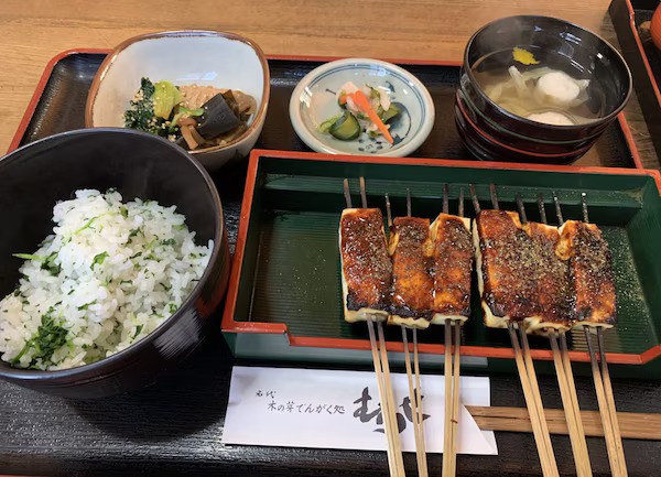 Lunch-Set mit gegrilltem Tōfu.