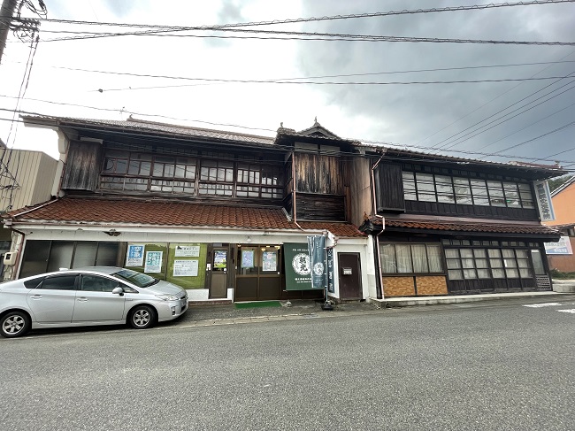 Fukumitsu Sake-Brauerei von außen.